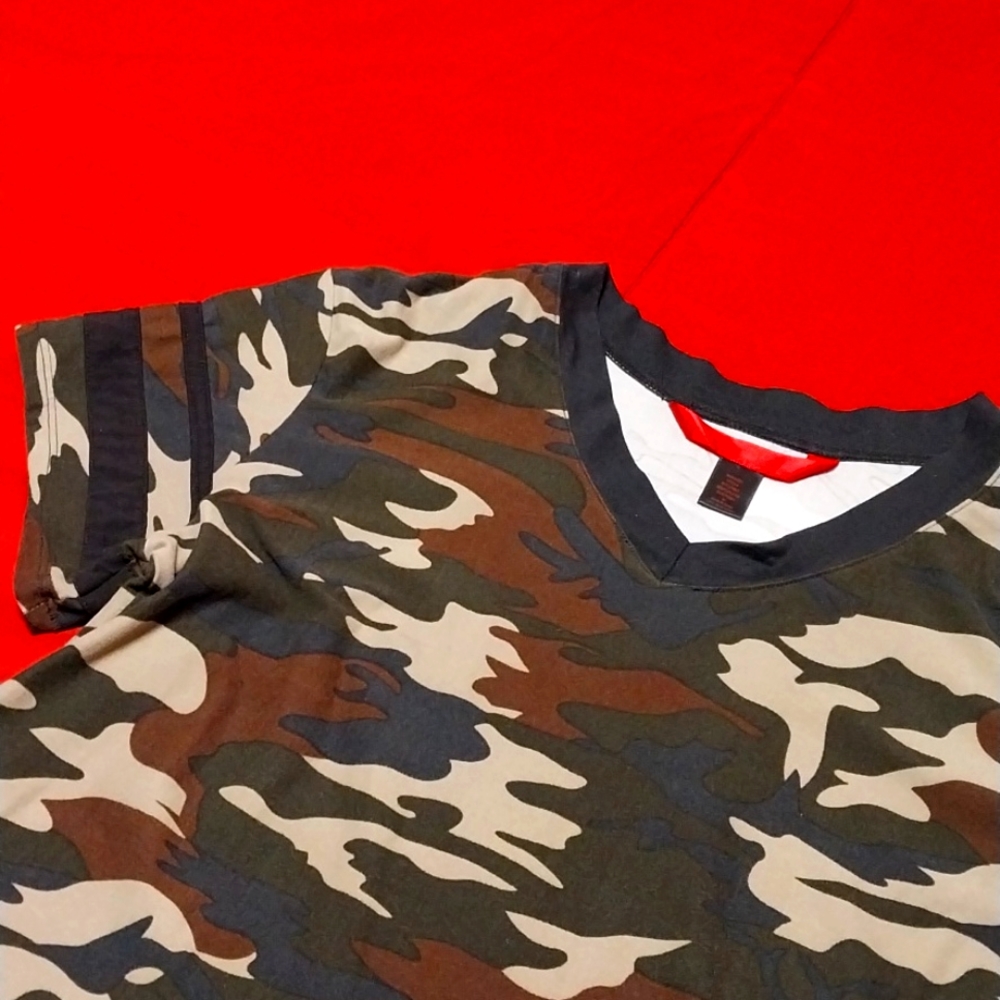 CAMO T shirt. Juniors size XL womens . V Neck